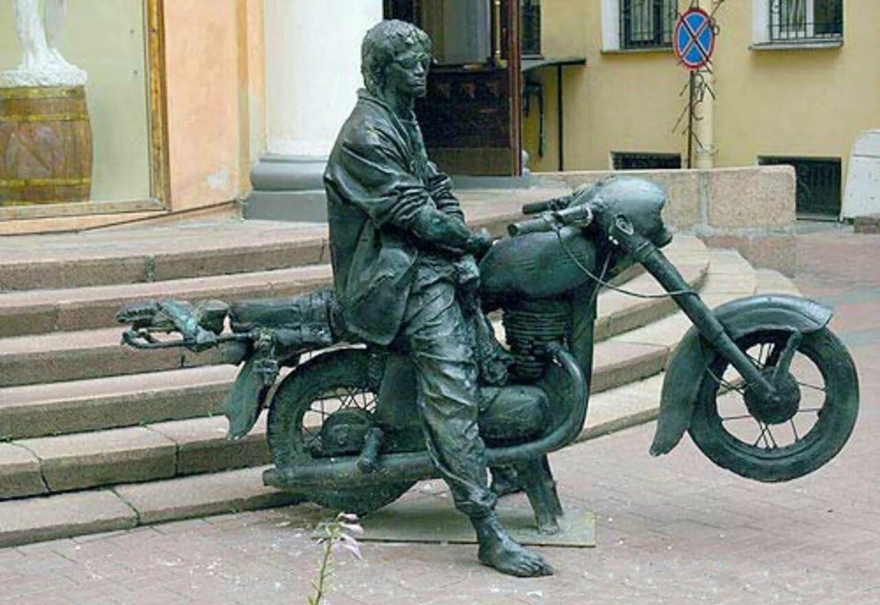 Памятник виктору цою петербург. Скульптура виктора цоя в санкт-петербурге. Памятник виктору цою в санкт петербурге. Памятник виктору цою в санкт-петербурге на ветеранов. Памятник цою в питере на проспекте ветеранов.