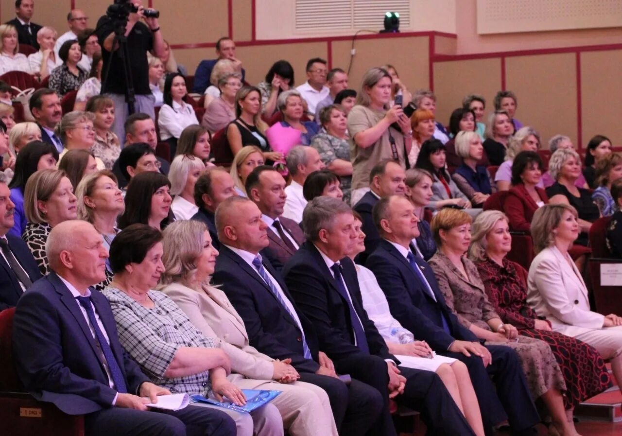 Педагогическая конференция фото сцены. Конференция геноцид советского народа г. Брянск съезд. Республиканская августовская конференция 2022 года. Пленарное заседание конференции.
