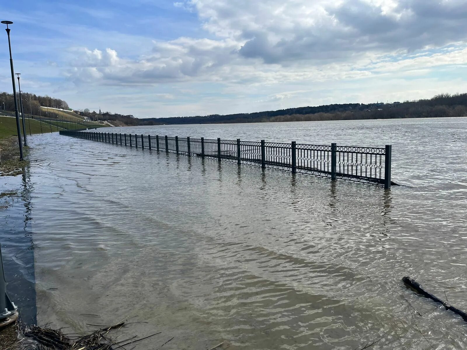 Уровень воды в реке ока в орле. Река Ока. Набережная с воды. Калуга набережная Оки. Калуга подъем воды.