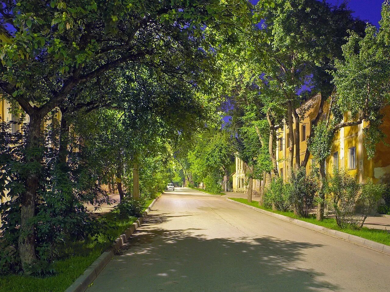 Солнечный день улица. Лето в городе. улица города. летняя улица. летний город.