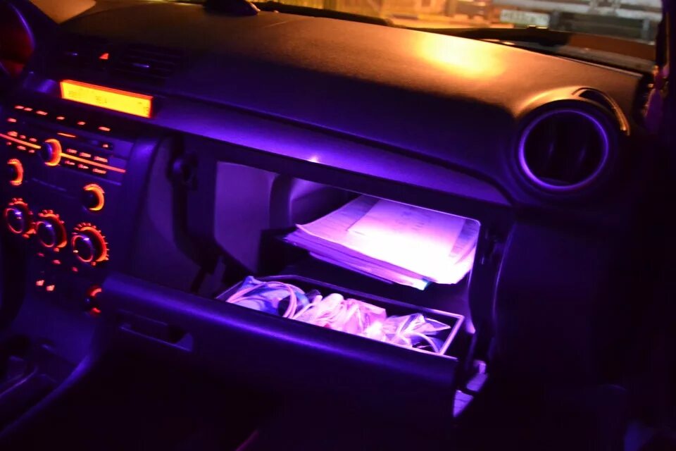 Включи цвет подсветки. Фиолетовая подсветка в авто. Фиолетовая подсветка салона. Фиолетовая подсветка салона машины. Красная подсветка в авто.