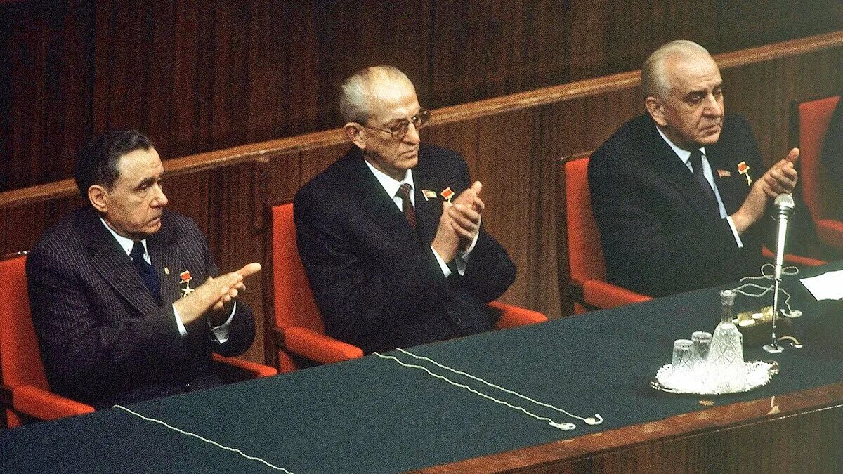 Юрий андропов генсек. Андропов секретарь цк кпсс. Андропов цк кпсс. Андропов юрий владимирович (1914–1984). Юрий владимирович андропов.