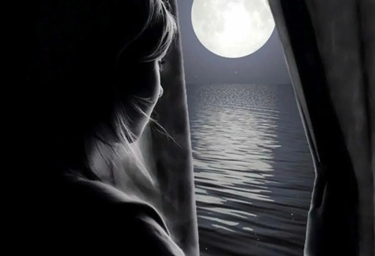 Свет луны твоей. Луна в окне. Одиночество души. Девушка у окна Луна. Одиночество в ночи.
