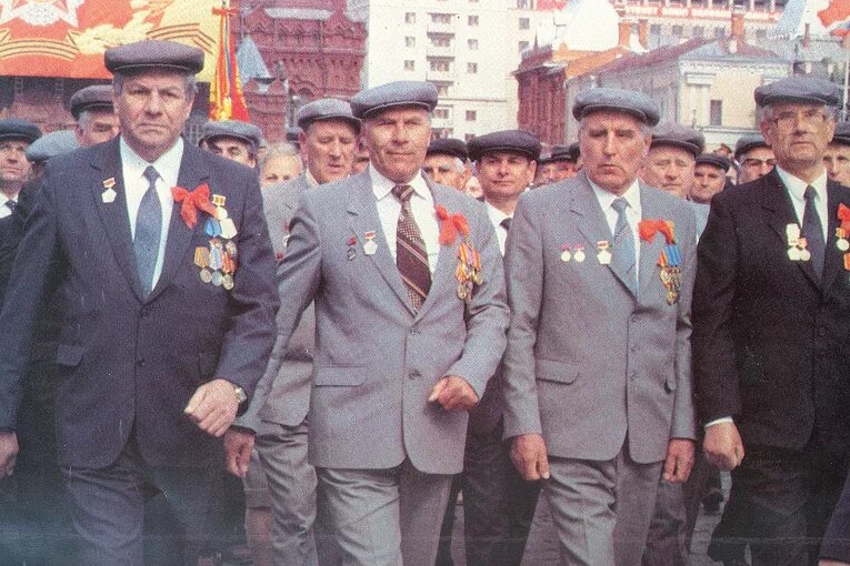 Горбачев на параде победы 1985. Парад победы 1965 года на красной площади в москве. День победы 1985 год. День победы 1985 год. Парад 9 мая 1985.