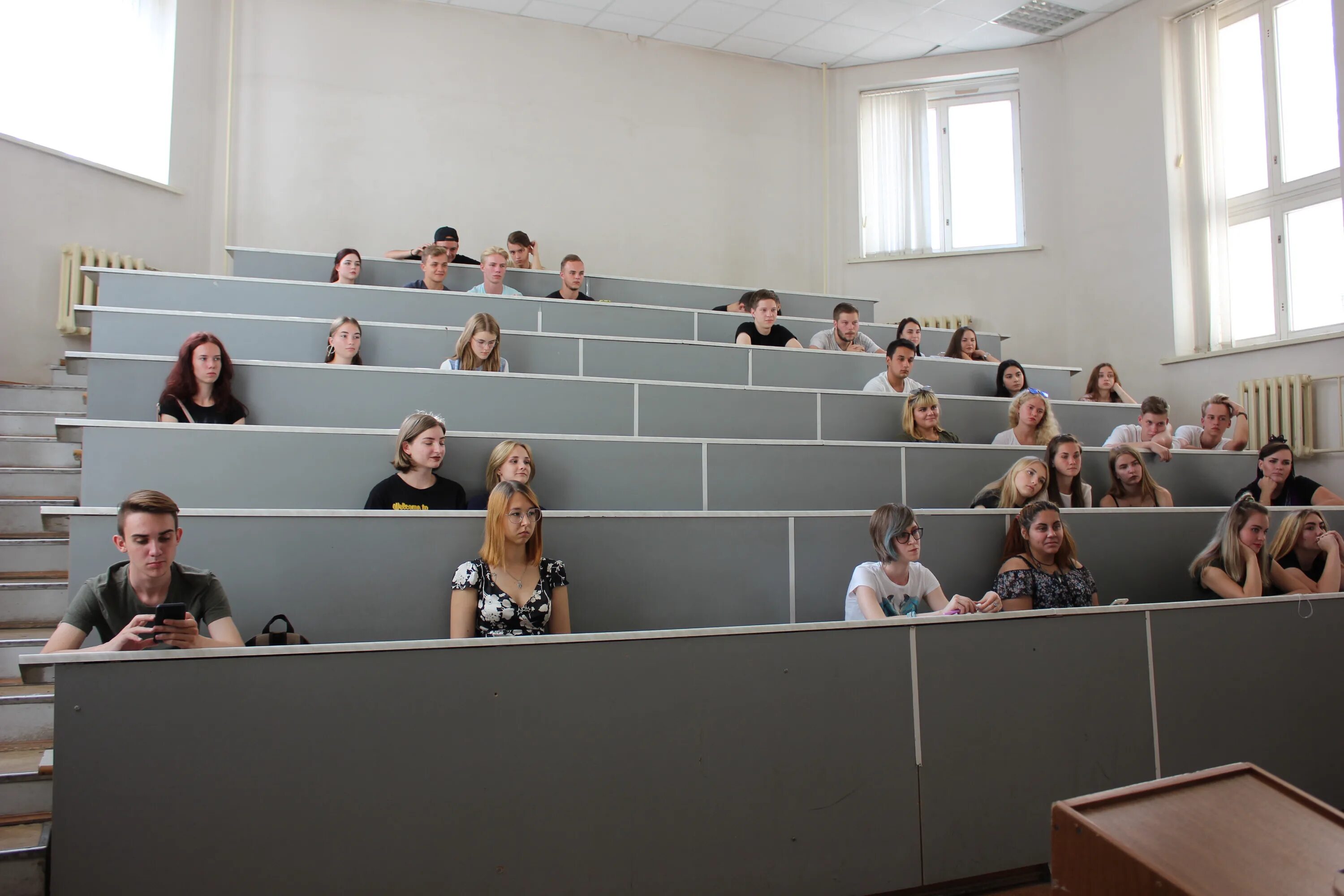 Студенческая аудитория амфитеатр мгу. Пустая аудитория университета. Организация мыслей. Семинар тренинг. Факультет компьютерных наук вшэ.