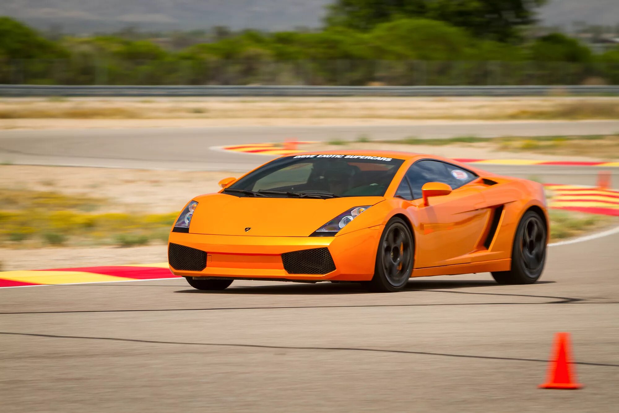 Ламборгини едет. Ламборджини gallardo скорость. lamborghini gallardo максимальная скорость. ламборджини адреналин. ламборгини на аризоне.