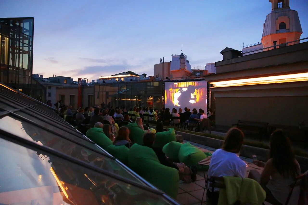 Парк новая голландия в санкт-петербурге сейчас. Кинопоказы в новой голландии 2023. Парк новая голландия в санкт-петербурге. Новая голландия кинотеатр под открытым небом. Летний театр в бутылке новая голландия.