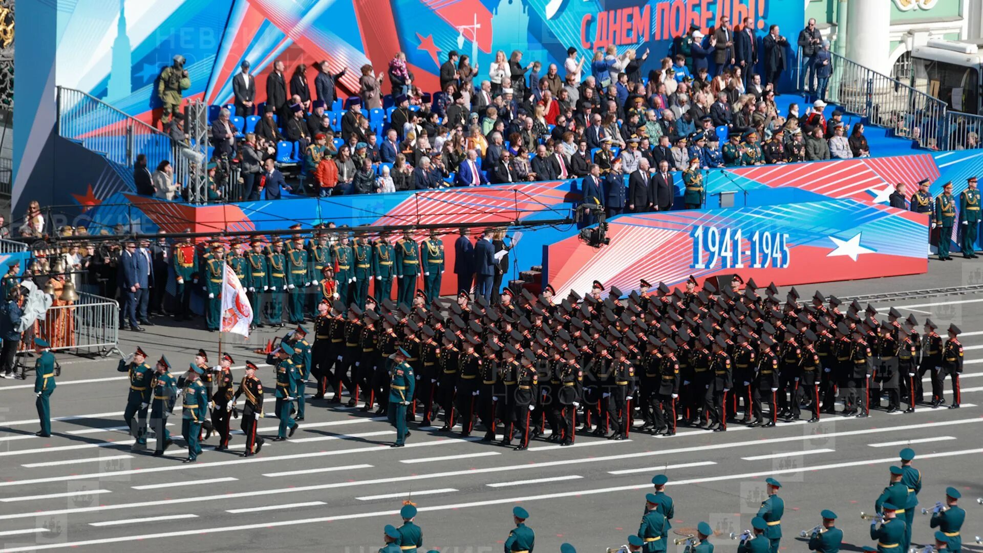 Парад 9 мая в санкт петербурге видео. Парад победы на дворцовой площади 2025. парад победы в санкт петербурге. парад победы дворцовая. парад 9 мая 45.