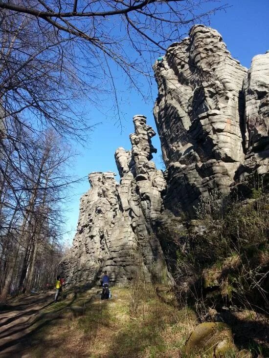 Семь братьев как добраться. Семь братьев свердловская область. скалы семь братьев новоуральск. скала семь братьев белорецк. скала 7 братьев каменск-уральский.