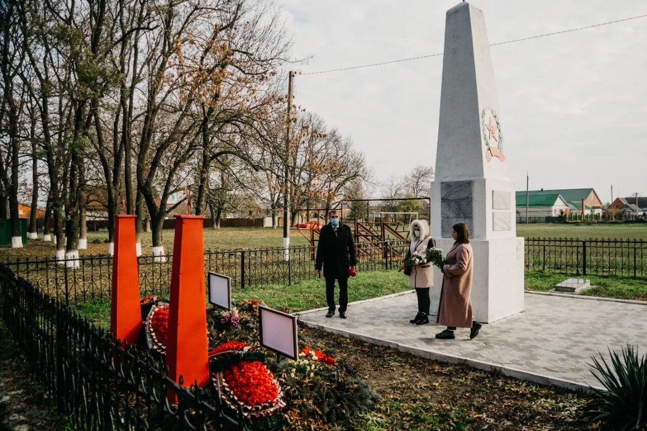 Станица Ахтанизовская Темрюкский район памятник погибшим воинам. Темрюкский район достопримечательности. Достопримечательности станицы Курчанской Темрюкского района. Курчанская Краснодарский край достопримечательности. Погода в курчанской на 10