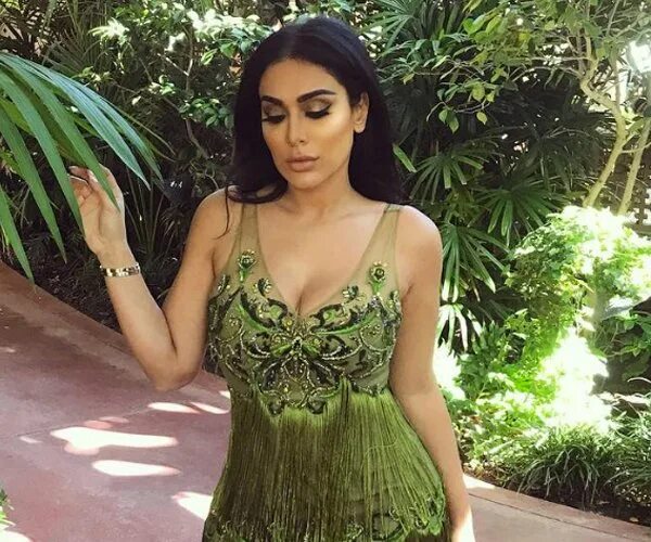 Очень худые модели. Худа каттан макияж. Сайт худа. Худа бьюти. Сайт худа.