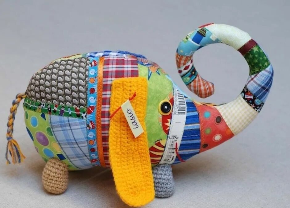 Техника мягкая игрушка. Игрушки в лоскутной технике. Игрушки в стиле пэчворк. Мягкие игрушки в стиле пэчворк. Лоскутное шитьё игрушки.