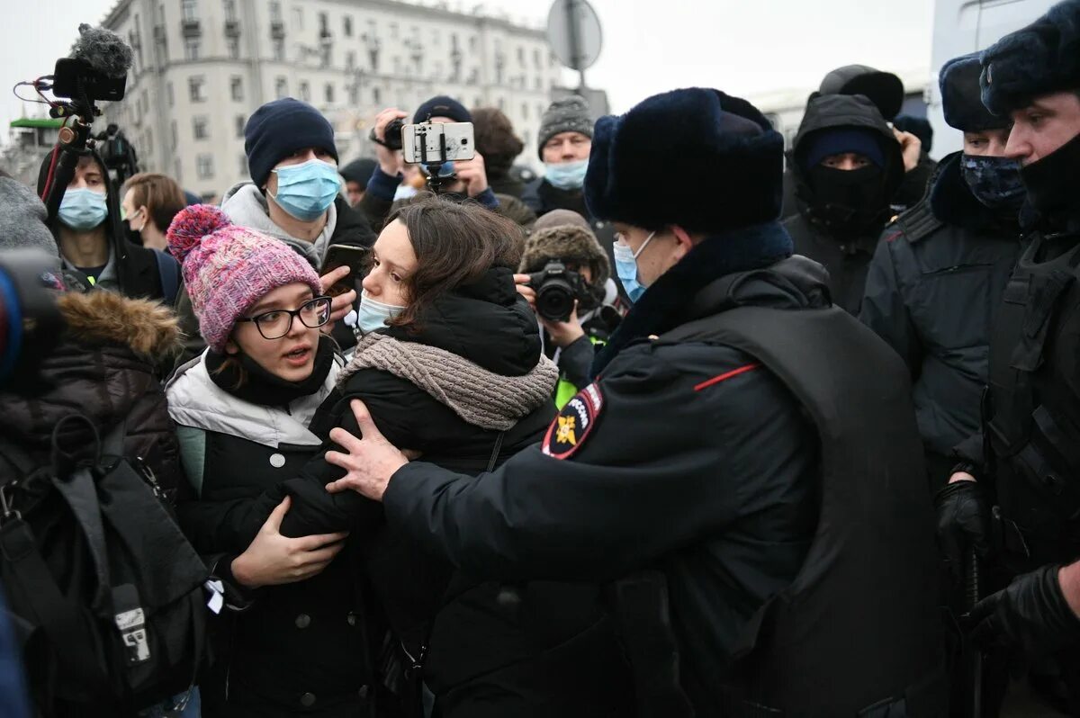 Передают риа новости. Несанкционированный митинг. Россияне на митинге. Несанкционированный митинг в Москве. Митинги в России.