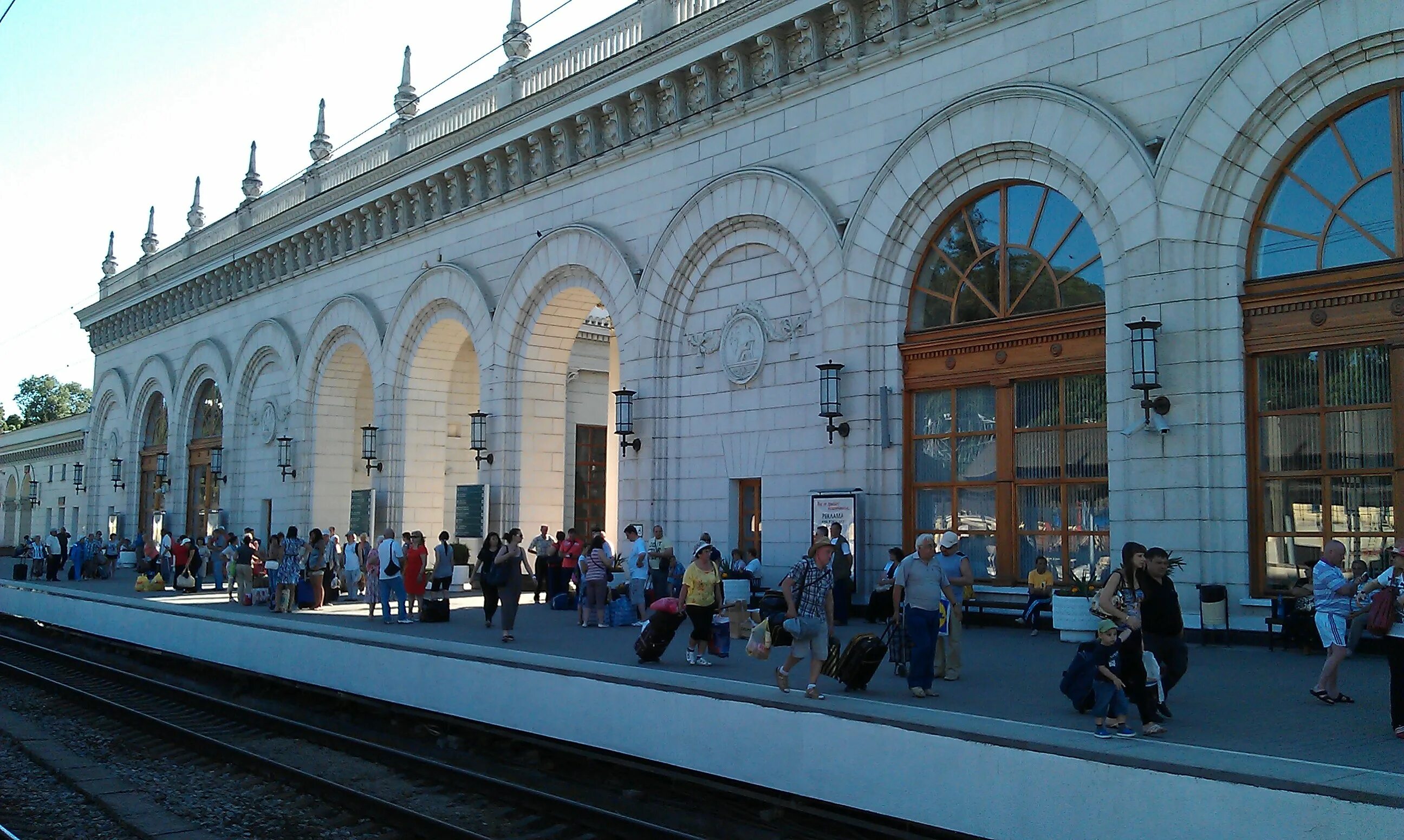 Город Сочи вокзал. Железнодорожный вокзал Сочи. Сочи вокзал ЖД вокзал. Сочи ЖД вокзал перрон.