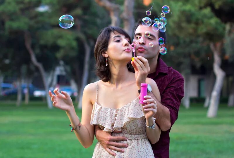 креативная фотосессия для двоих. лав стори в сене. лав стори фотосессия на карусели. зак галифианакис сердцеедки. прикольная фотосессия на природе.