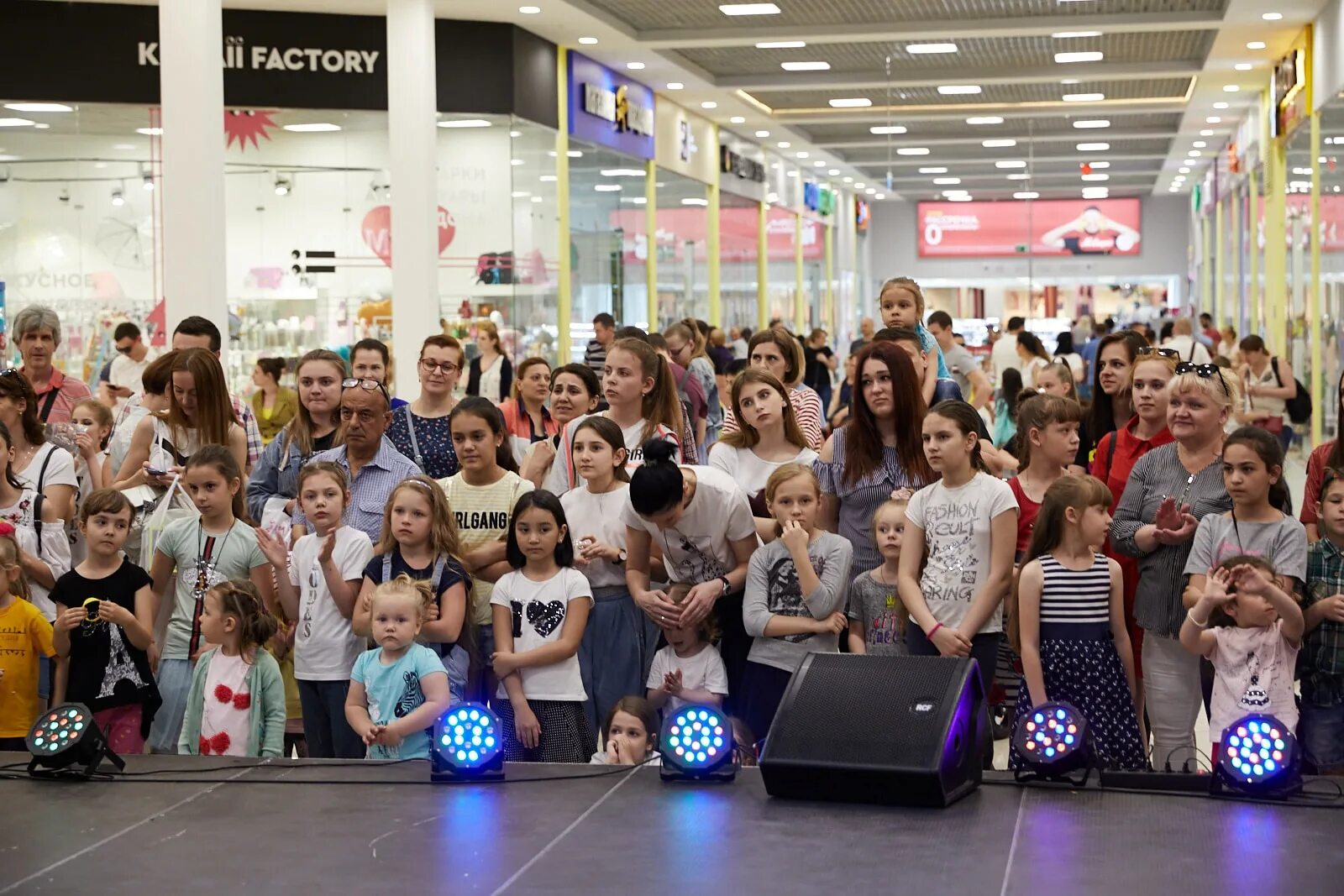 Кинотеатр в тц новомосковский. ТЦ Новомосковский Новомосковск. Мероприятия в ТЦ. Мероприятия в ТРЦ. ТЦ Новомосковский детский мир.