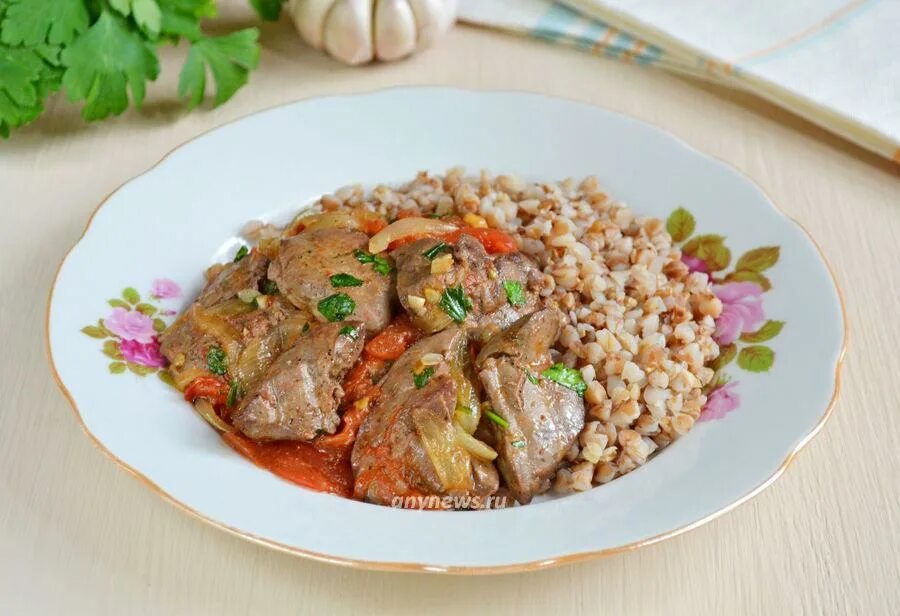 Готовим печень с луком и морковью. Перловка с печенкой. куриная печень с перловкой. печень жареная с луком и овощами. куриная печень с перловкой на сковороде.