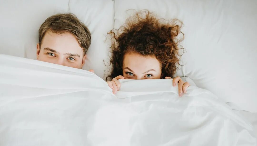 Две девушки под одеялом. Мужчина и женщина под одеялом. фотосессия с одеялом пара. семья под одеялом. пара прячется под одеялом фото.