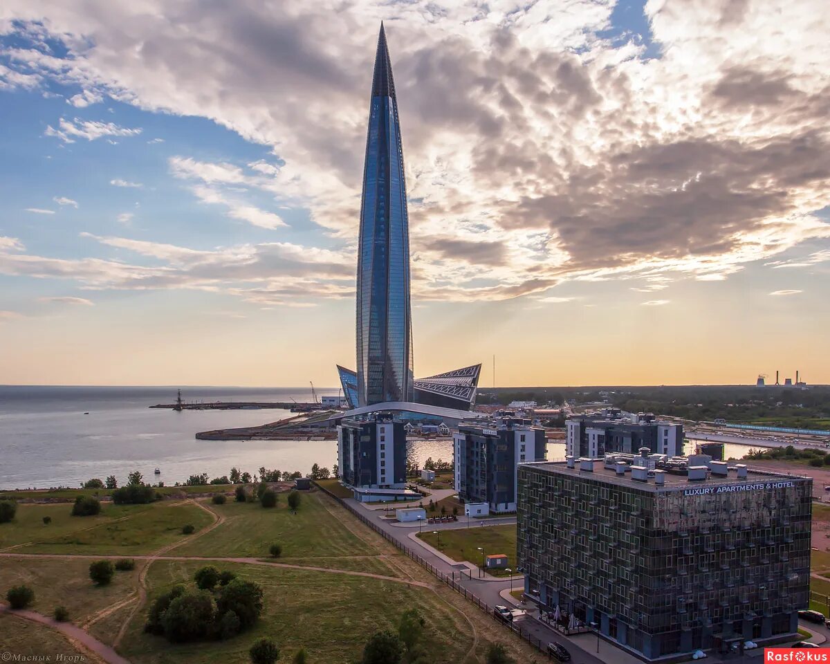 Набережная спб лахта центр. Лахта-центр в санкт-петербурге набережная. Финский залив лахта центр. Набережная лахта центра. Набережная спб лахта центр.