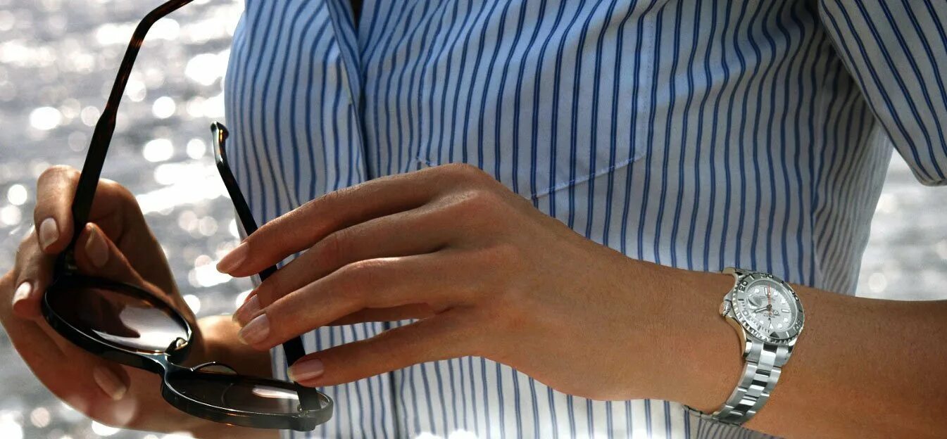 Часы картье женские. Фотосессия женских наручных часов. Красивая женщина с часами. Часы браслет guess женские. Часы молодых девушек.