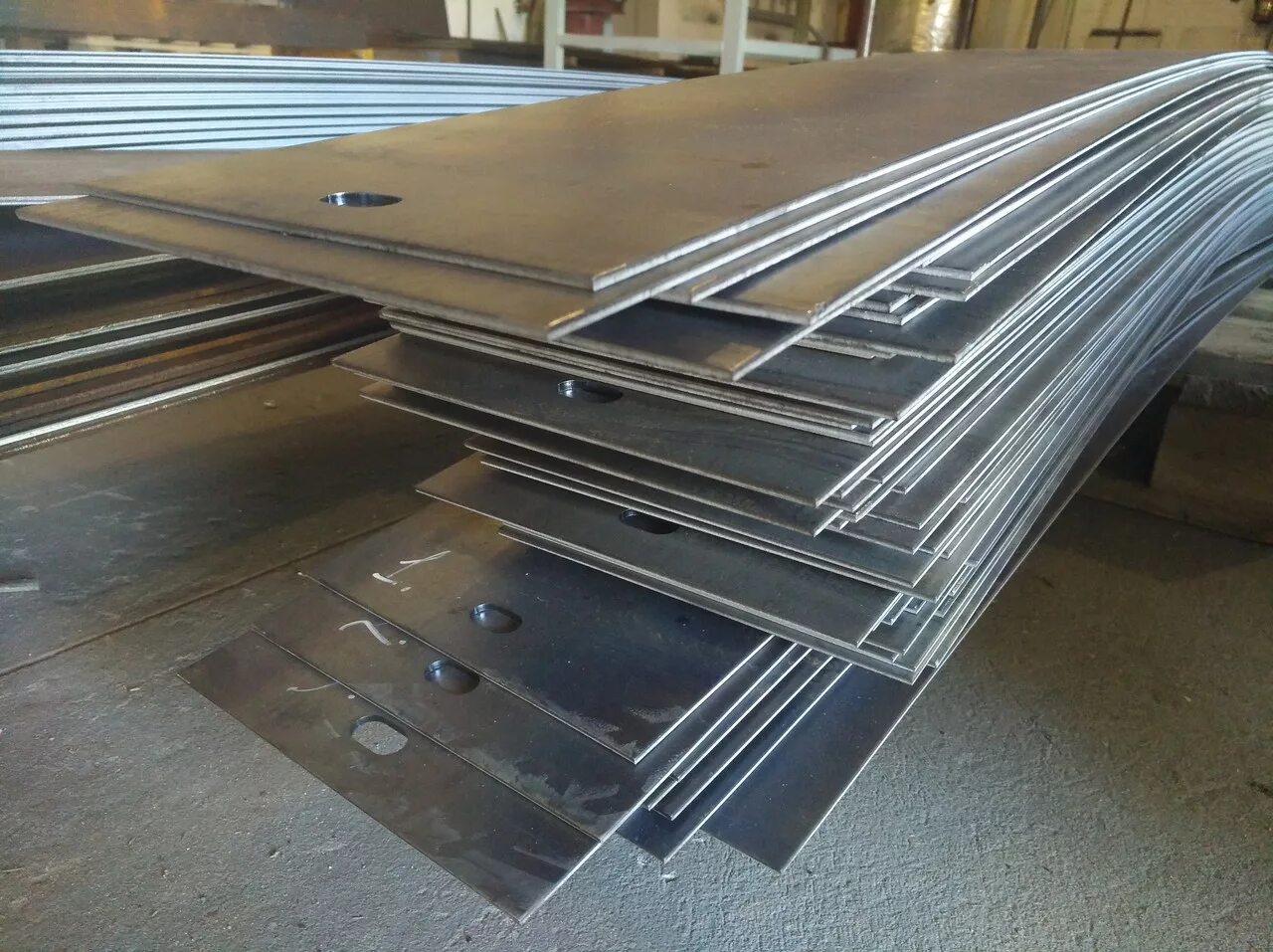 Рубка листового металла. Гильотина для рубки металла. Amada 4000мм гильотина. Станок для гибки листового металла. Рубка лист.