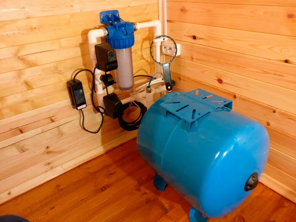 Водопровод в частном доме. Водоснабжение частного дома. Водоснабжение частного дома. Водопровод в частном доме. Установка автономного водоснабжения.