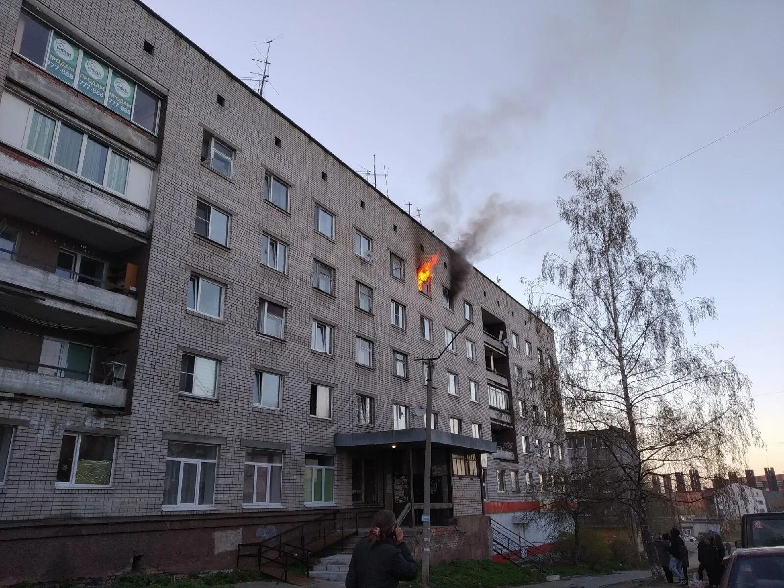 Горит общежитие. Кемская 13 петрозаводск. кемская 4 петрозаводск. сгоревшее общежитие рудн. петрозаводск общежитие.