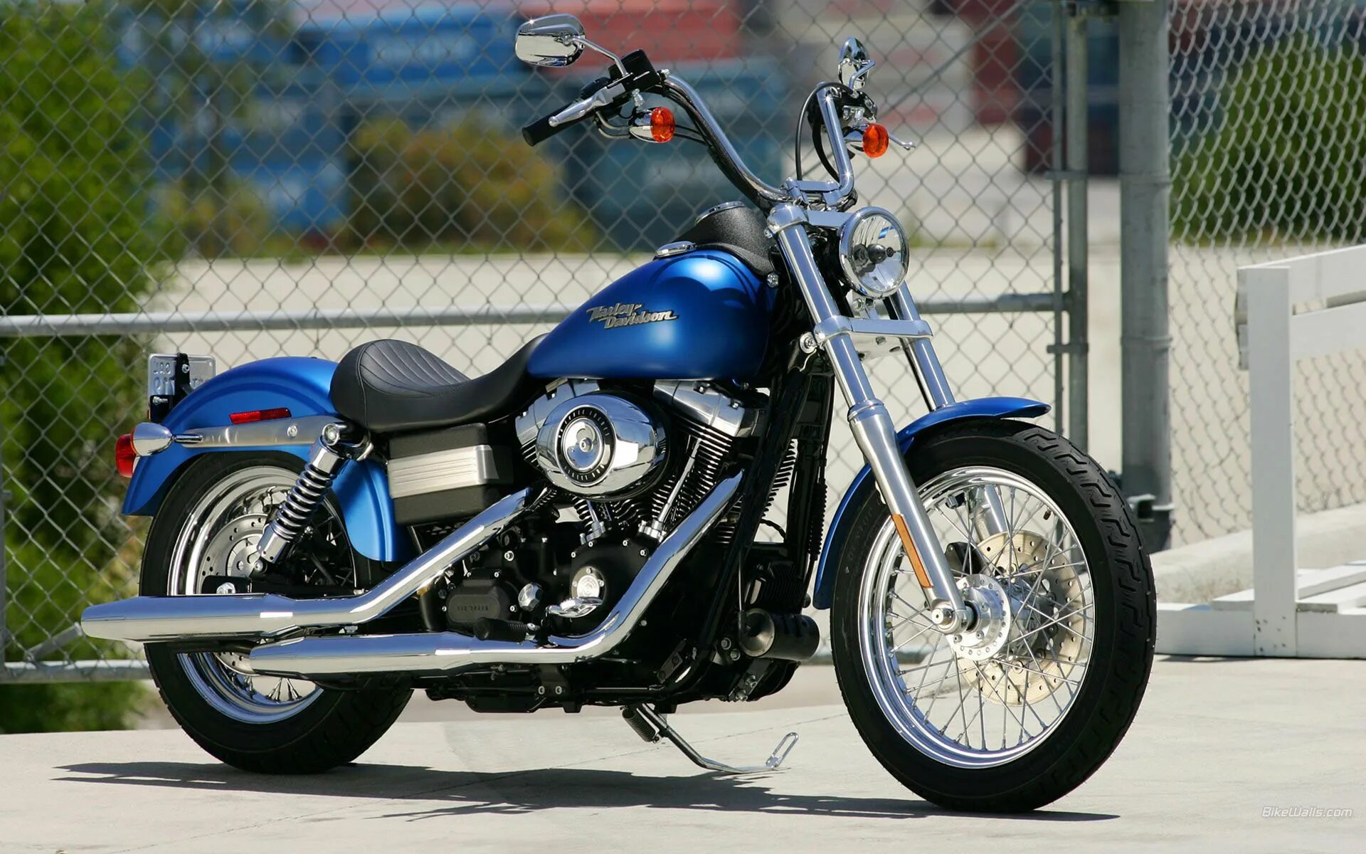 Harley blues. Харлей дэвидсон dyna 2000. Небесно голубой байк. Мотоцикл harley davidson самый дорогой. Harley blues.