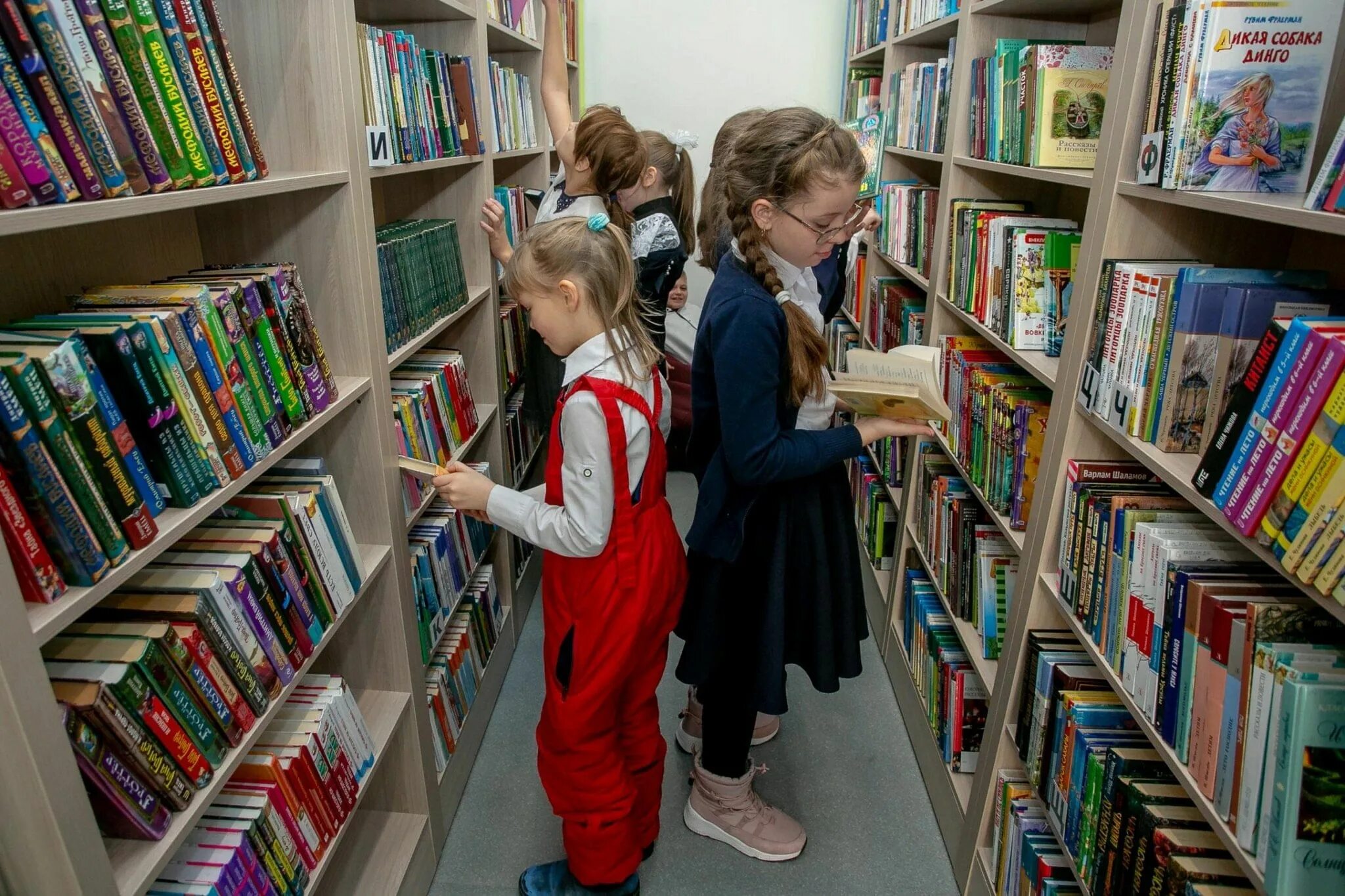 Читатели в библиотеке. Дети в библиотеке. Дети в библиотеке. Ученики в библиотеке. Читатели в библиотеке.
