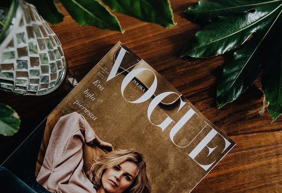 Vogue бренд. Обои вог. Вог надпись. Vogue заставка на рабочий стол. Обои vogue.