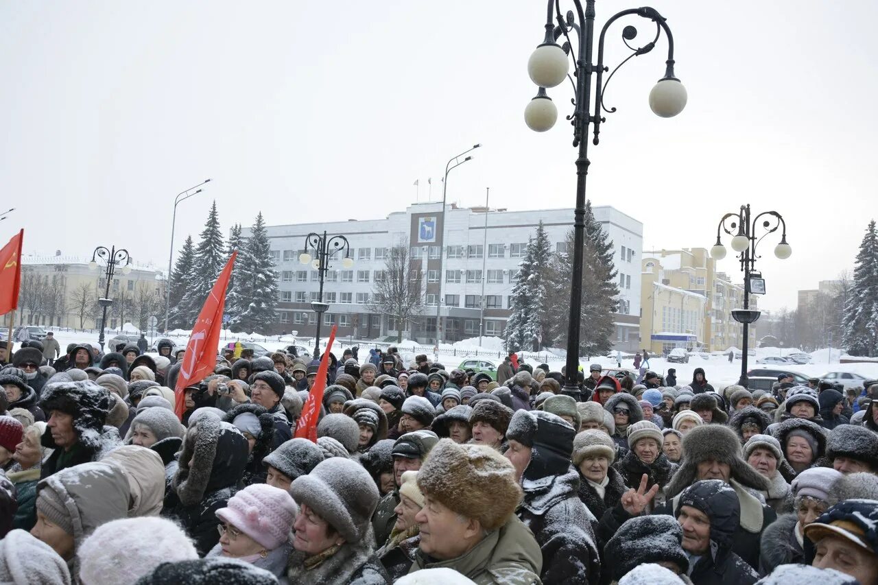 Йошкар ола митинг. Митинг зимой. Митинг СССР зима. Маленький митинг зимой. Митинг зима Пермь.