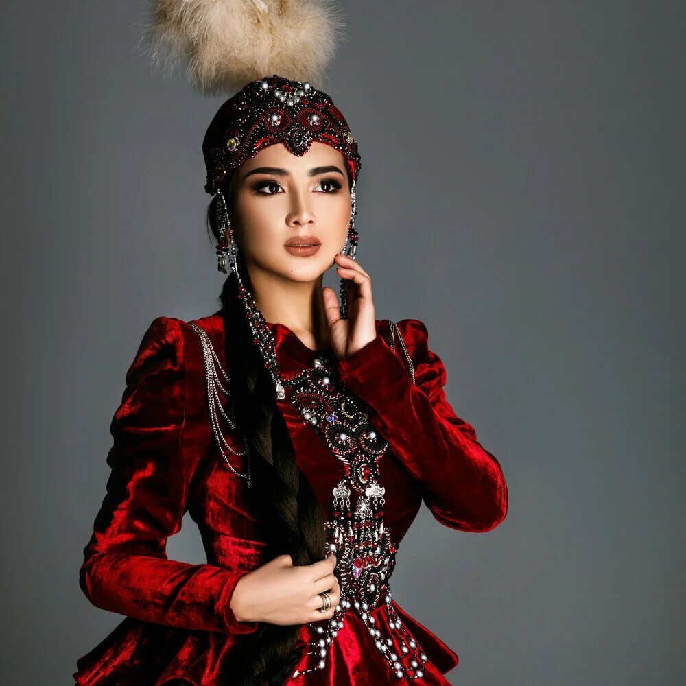 Девушка в казахском костюме. Казахский стиль одежды. Казахские платья. Казахский костюм. Казахский костюм женский.