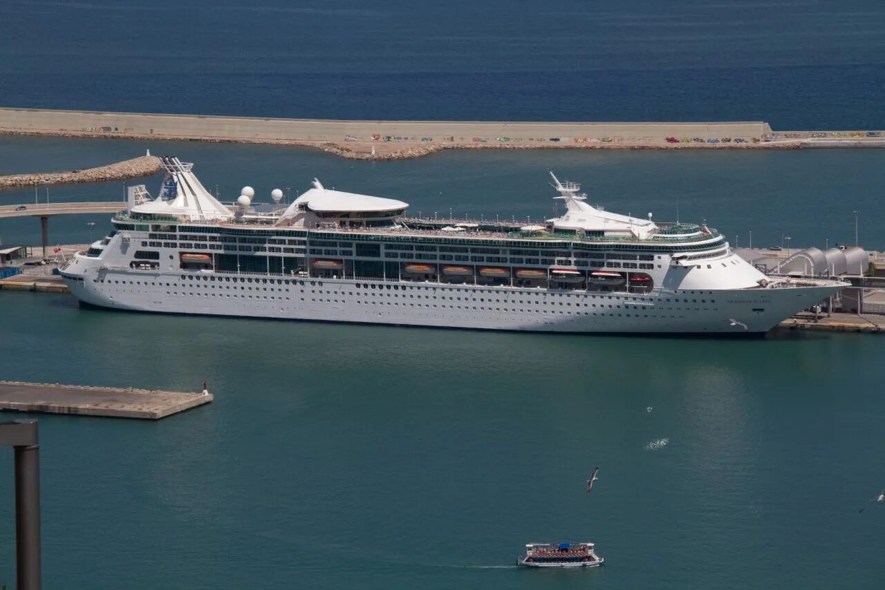 Валетта лайнер. Олимпик класс океанских лайнеров. Сияние морей лайнер круизный. Лайнеры класса олимпик. Aidasol круизное судно.