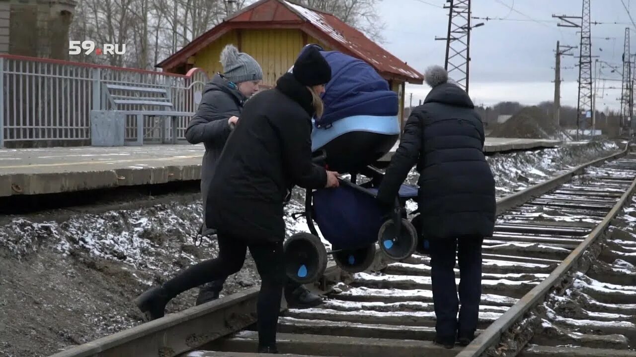 Штраф за переход путей в неположенном месте. Жд переход. несанкционированный переход через железнодорожные пути. железнодорожный переход для людей. переход жд в неположенном месте.