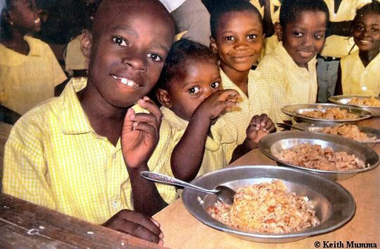 Школьная еда в Африке. Обед в африканской школе. Обед в школе в Африке. Обед в Африке. Чернокожий ест