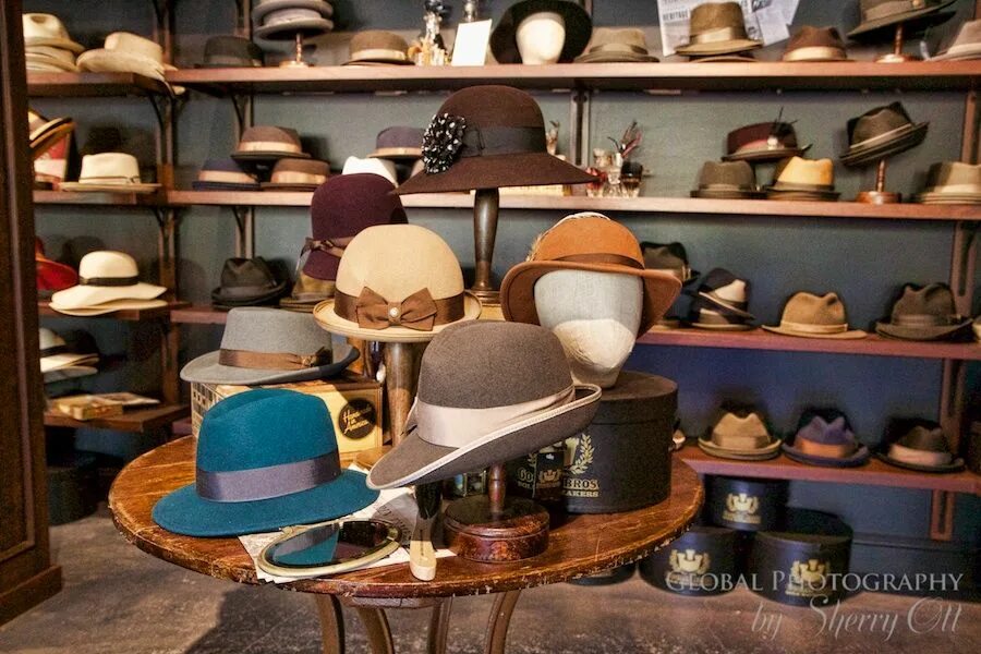 Hat shop. Витрина шляп. Витрина магазина головных уборов. Витрина магазина шляп. Бутик шляп.