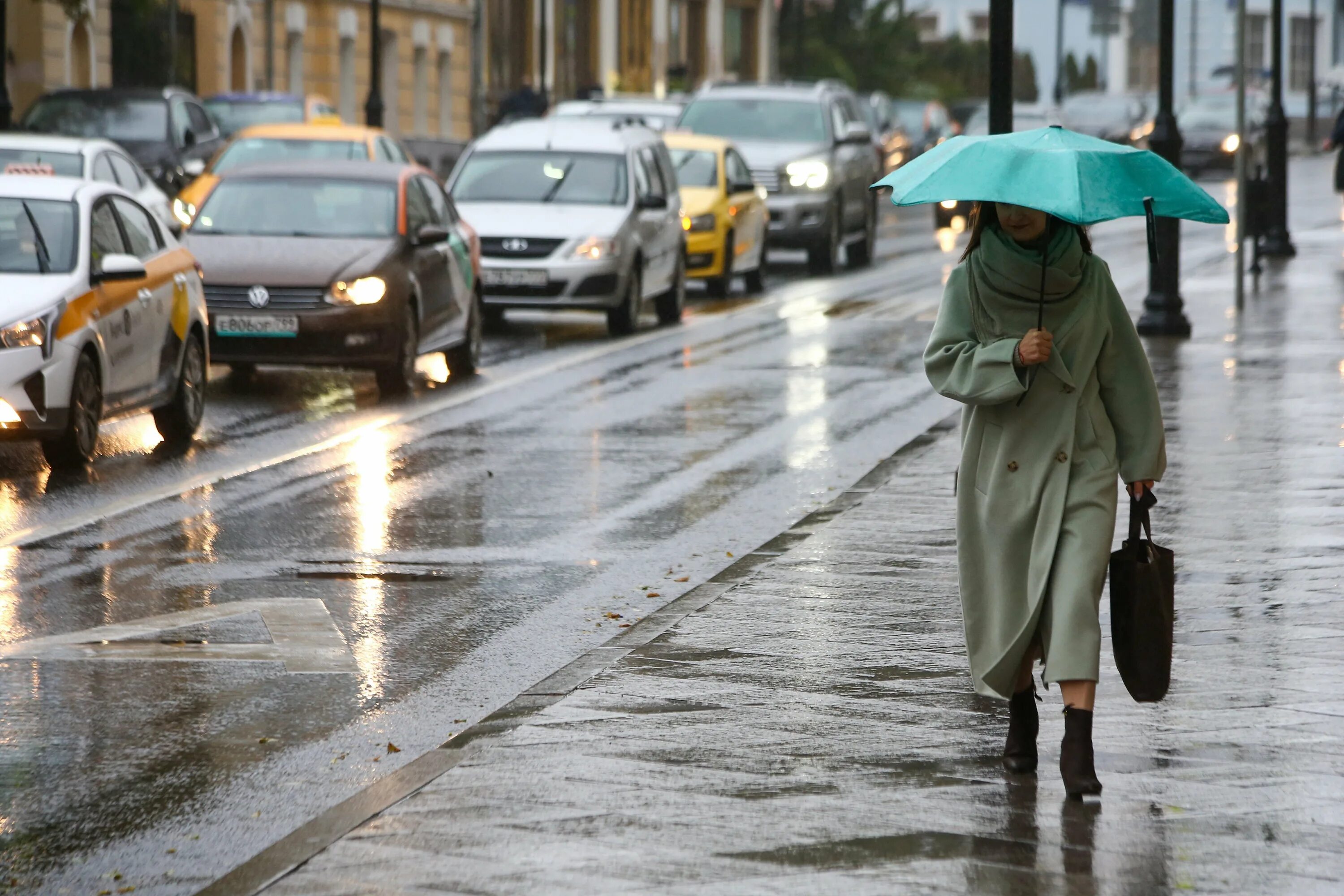 В течение дня шел сильный дождь. Дождь в Москве. Сильный дождь. Проливной дождь в Москве. Сильный дождь в Москве.