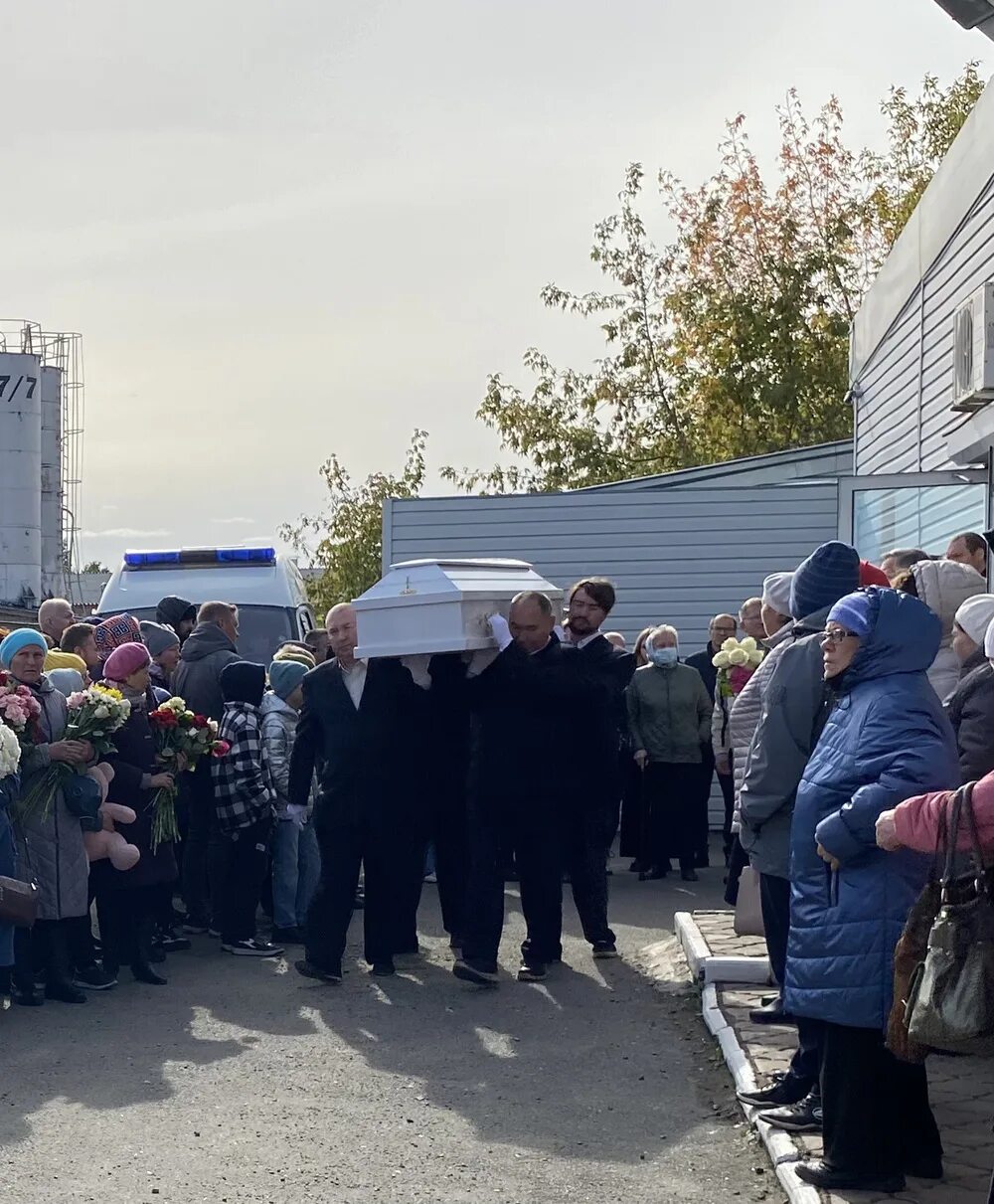 Прощание с погибшими в теракте. В Ижевске простились с погибшим в школе. Прощание с детьми погибшими в школе. Прощание с погибшими в Ижевске. Ижевск прощание с детьми 2022.