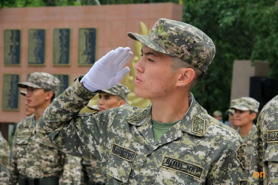 Сборы резервистов вс рф 2021. Девушки в военной форме. Разряды военнослужащих запаса по возрасту. Армейские сборы. Присяга солдата рф.