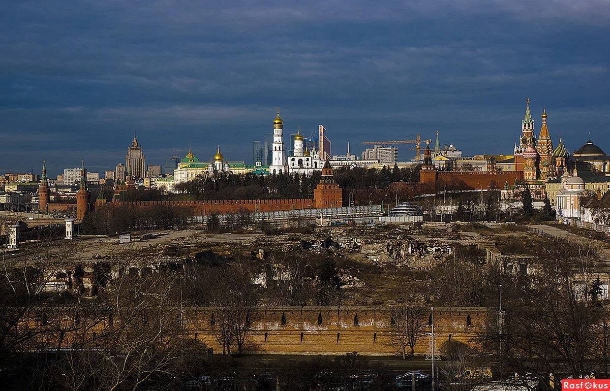 Кремль из какого камня. Москва 1998 Кремль. Московский Кремль вид на Москву Сити. Вид на Кремль. Вид из окна на Кремль.