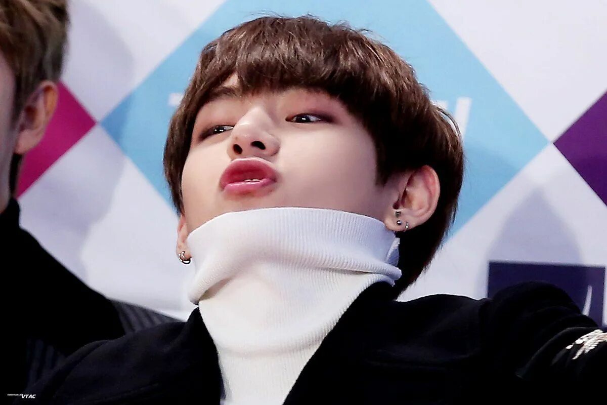 Техен из bts последние новости 2025. Бтс taehyung. taehyung 2025. тэхён 2025. kim taehyung bts 2025.