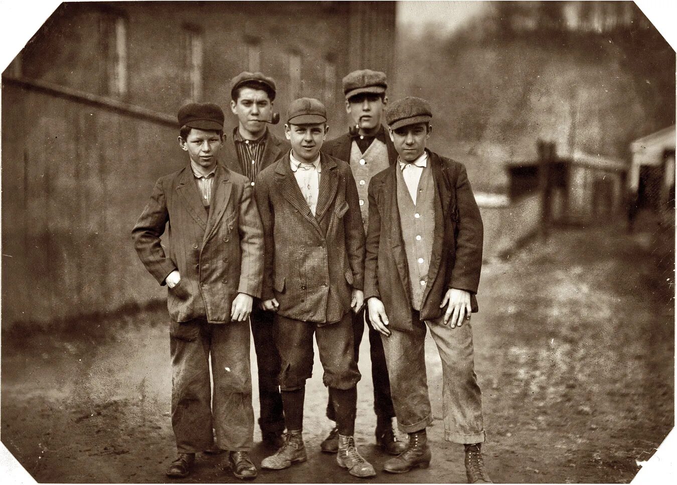 Одежда мальчиков 40х годов. Дети Америки 1900-1930. Одежда рабочих 20 века. Шпана 20 века. Жизнь в 20 30 годы прошлого