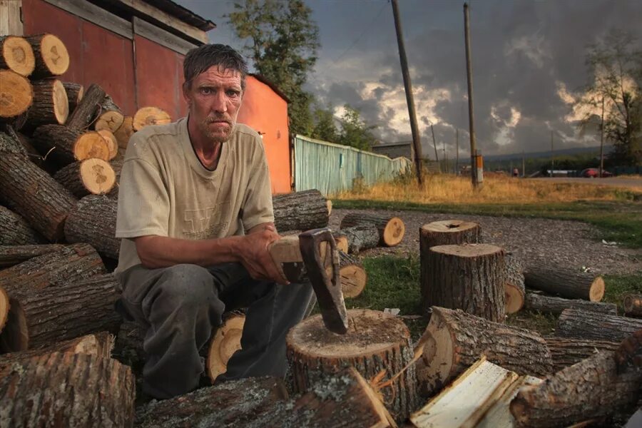 Мужчина с дровами. Рубить дрова. Рубка дров. Нарубленные дрова.
