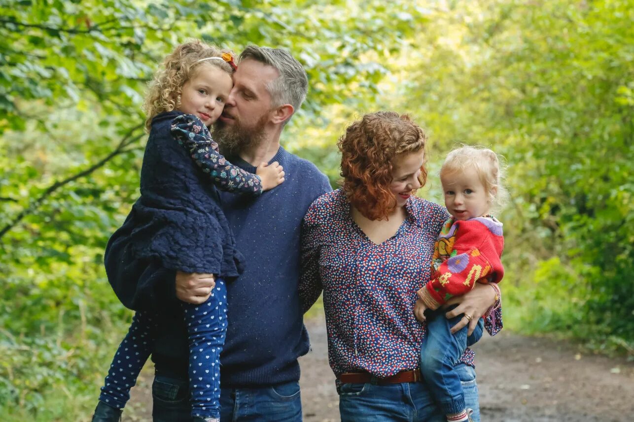 Mums daughters. Emma Shardlow Hudson. Emma Shardlow Hudson Breastfeeding. Семейный фото с пятилетней дочкой. Кормление грудью взрослых детей фото.