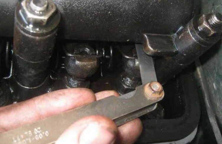 Регулировка клапанов ваз нива 21213 инжектор. Регулировка клапанов на ваз 21214 нива. Зазор для регулировки клапанов ваз 2101 порядок. Болт крепления рулевого редуктора нива 21214. Регулировать клапана ваз 2107.