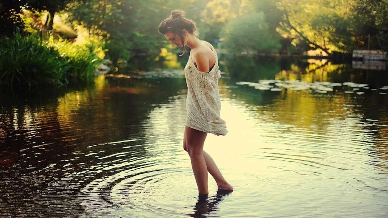 Девушка стоит в воде. Девушка в воде фотосессия. Девушка выходит из воды. Девушка в воде. Девушка в воде.