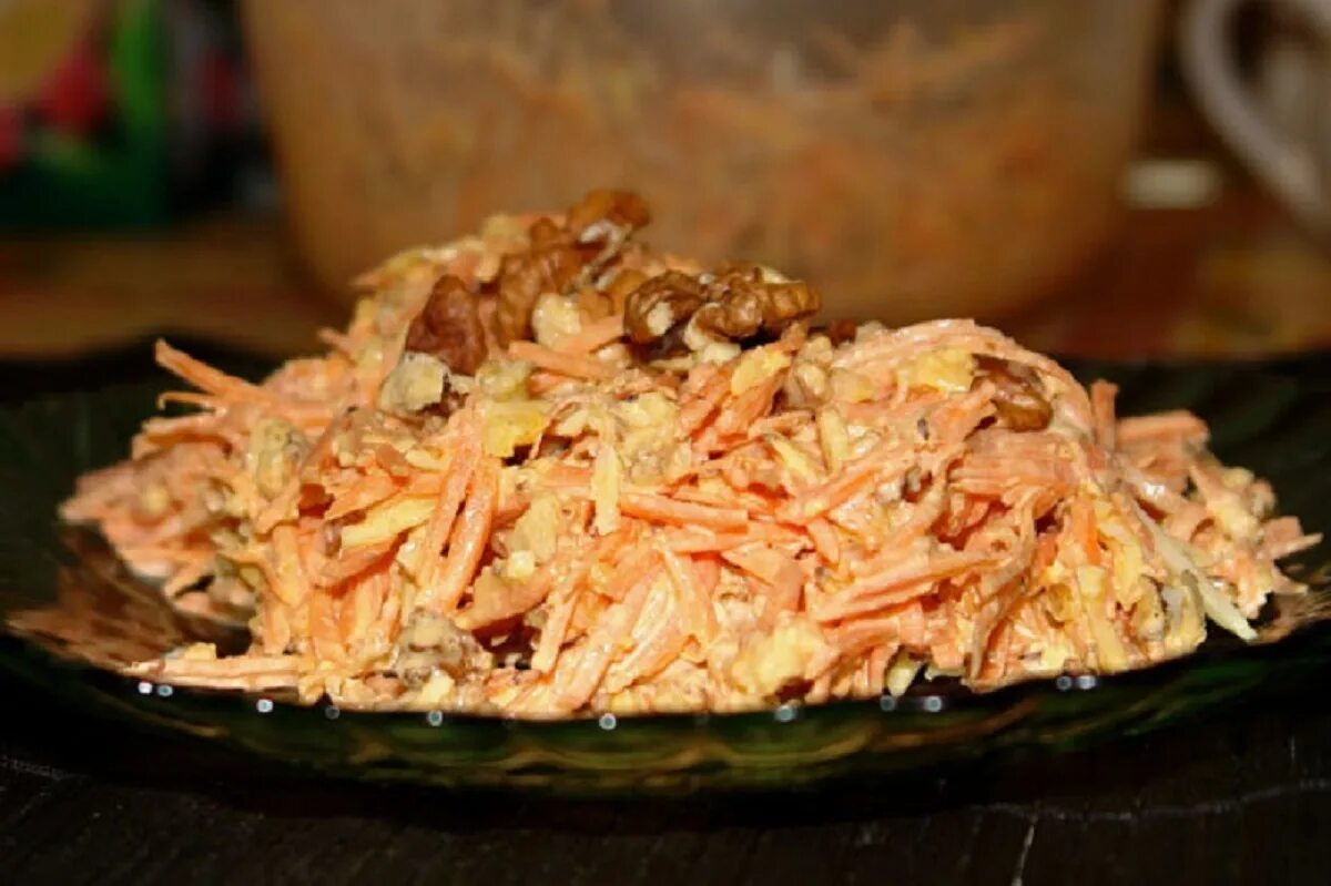 Салат с сыром и чесноком. Салат с черносливом и курицей и грецкими орехами. Салат с ветчиной и грецкими орехами. Салат принц с курицей и грецкими орехами. Салат с грецким орехом сыром чесноком.