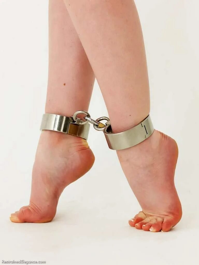 кандалы на ногах