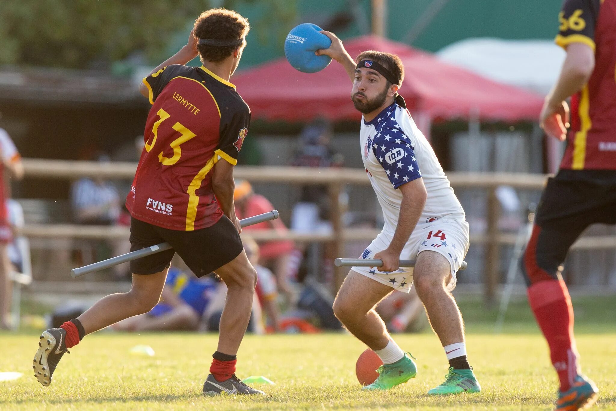 Quidditch cup. Квиддич ворлд кап. Квиддич Эстетика. Форма квиддич Хогвартс. Американская игра с мячом и сачком.