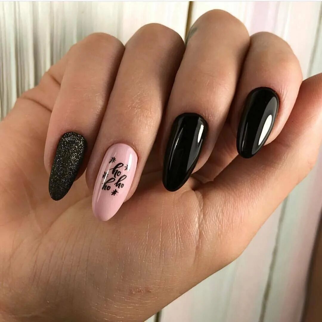 черный маникюр. черный маникюр с дизайном миндаль. чёрный маникюр на длинные ногти. черный маникюр. манюкр миндаль чёрный.